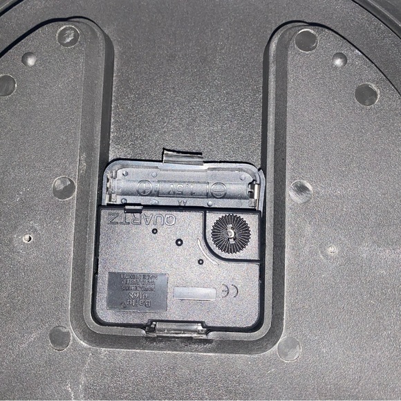 Colourful “peace & love” clock in good condition. - Picture 3 of 3